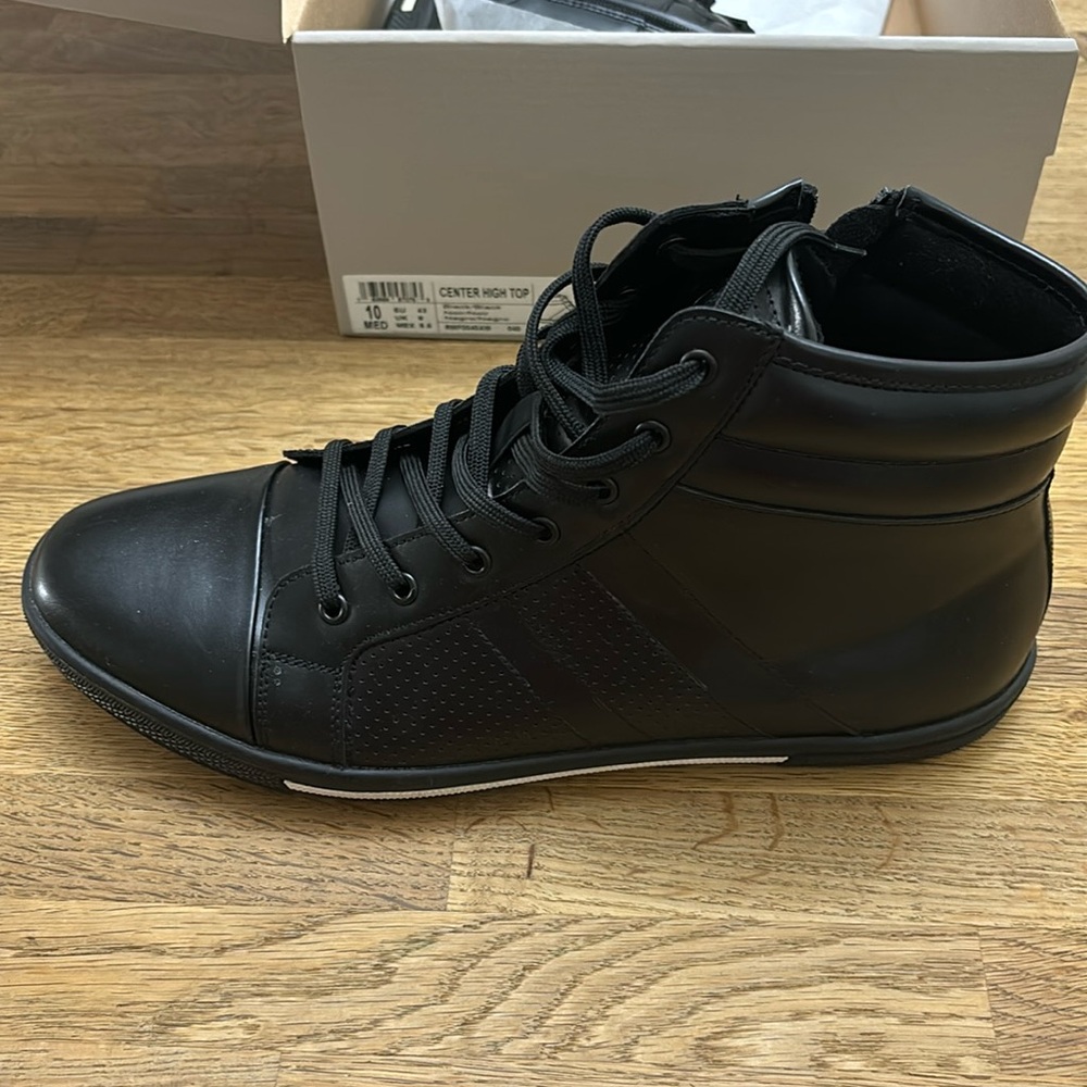 Kenneth Cole Reaction size 10 black shoes.